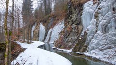 Bächlein im Winter. (Bild: Priska Ziswiler-Heller, Entlebuch, 2. Februar 2019)