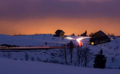 Lichtspuren vorbeifahrender Fahrzeuge. (Bild: Daniel Hegglin, Zugerberg, 2. Februar 2019)