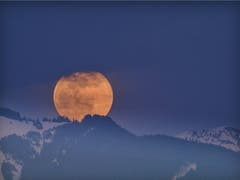 Nur 2 - 3 Minuten war der Vollmond über Lienz zu sehen, bevor er wieder hinter den Wolken verschwand. (Bild: Matthias Kopp)