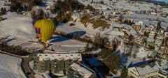 Startvorbereitung zur Ballonfahrt ab Nesslau bei traumhaftem Wetter. (Bild: Renato Maciariello)