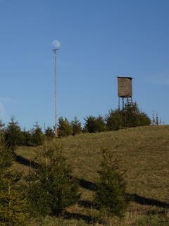 Bei Vollmond braucht er eine Stütze. Aufgenommen in Oberneunforn. (Bild: Claude Besançon)