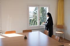 Äbtissin Pia geniesst den Blick aus einem der Fenster im Gemeinschaftsraum der Schwestern aus Wikon im Haus Nazareth.