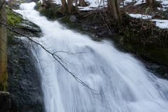 Dank der Schneeschmelze zeigt sich der Wasserfall in der Mühlenenschlucht von seiner besten Seite. (Bild: Franz Häusler)
