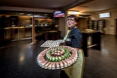 In der Braui Hochdorf: Vreni Huber trägt Apéro-Platten zum Buffet. (Bild: Pius Amrein, Hochdorf, 18. Februar 2019)