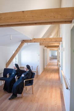 Äbtissin Pia und Priorin Daniela (von links) machen eine Pause auf ihrem Rundgang durchs Josefshaus.