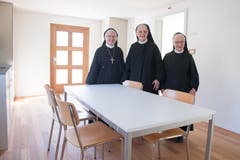Stehen bald einer grösseren Schwesterngemeinschaft vor: Äbtissin Pia Habermacher vom Kloster Sarnen, Priorin Margrith Jegerlehner vom Kloster Wikon und Priorin Daniela Bieri vom Kloster Melchtal (von links) im Gemeinschaftsraum im Josefshaus des neuen Benediktinischen Zentrums im Frauenkloster St. Andreas in Sarnen. Bilder: Boris Bürgisser (Sarnen, 21. Februar 2019)
