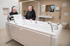 Priorin Daniela und Äbtissin Pia (von links) begutachten das Pflegebad des Josefhauses.