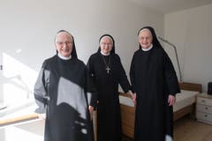 Priorin Daniela, Äbtissin Pia und Priorin Margrith (von links) in einem der frisch renovierten Zimmer.