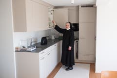 Priorin Margrith zeigt die kleine Küche im Gemeinschaftsraum der Schwestern aus Wikon im Haus Nazareth.