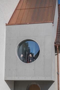 Gute Aussichten: Äbtissin Pia und Priorin Daniela Bieri blicken aus dem Fenster im neuen Verbindungstrakt zwischen dem Kloster und dem Josefshaus.