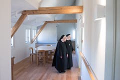 Priorin Daniela und Äbtissin Pia werfen einen Blick in eines der Zimmer im Josefshaus.