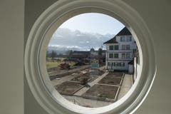 Blick auf den Klostergarten aus einem Fenster im neuen Verbindungstrakt zwischen dem Josefshaus und dem barocken Kloster.