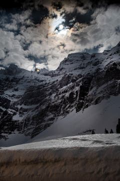 Supervollmond auf der Schwägalp: der Vollmond strahlt zwischen den Wolken hindurch und taucht die Gegend in ein spezielles Licht. (Bild: Corinne Dörflinger)