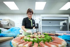 Vreni Huber bereitet in der Küche einen Apéro für eine Veranstaltung in der Braui Hochdorf vor. (Bild: Pius Amrein, Hochdorf, 18. Februar 2019)
