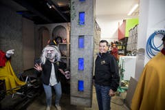 Rund 1500 Arbeitsstunden hat die Gruppe dafür gebraucht. Rechts im Bild Pasci Gazzo, Mitglied von Orbis Arbitrarius.