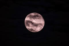 Der Mond im leichten Wolkenschatten über Herisau. (Bild: Luciano Pau)