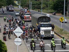 Anhänger des selbst ernannten Interimspräsidenten Juan Guaidó begleiten in Kolumbien einen Hilfskonvoi für ihr Land. (Bild: KEYSTONE/AP/FERNANDO VERGARA)