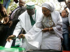 Der ehemalige Vize-Präsident und wichtigste Oppositionskandidat bei der Präsidentenwahl in Nigeria, Atiku Abubakar, bei der Stimmabgabe. (Bild: KEYSTONE/AP/SUNDAY ALAMBA)