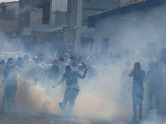 Die Sicherheitskräfte Venezuelas feuern in Ureña an der Grenz zu Kolumbien mit Tränengas und Gummigeschossen auf die Demonstranten. (Bild: KEYSTONE/AP/FERNANDO LLANO)