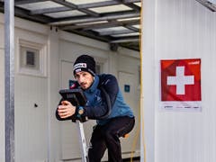 Entspannen vor dem entscheidenden zweiten Durchgang: Killian Peier zwischen den beiden Sprüngen (Bild: KEYSTONE/APA/EXPA/JFK)