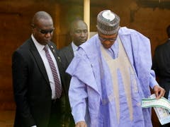 Nigerias Präsident Muhammadu Buhari gab sich bei der Stimmabgabe für die Präsidentenwahl siegessicher. (Bild: KEYSTONE/EPA/GEORGE ESIRI)