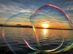 Abendstimmung in Zug: Seifenblasen-Zauber. (Bild: Christina Rinke-Schurr, Zug, 13. Februar 2019)
