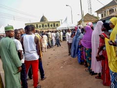 Nigeria wählt einen neuen Präsidenten und ein neues Parlament - die Warteschlangen vor den Wahllokalen sind lang. (Bild: KEYSTONE/EPA/STR)