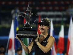 Belinda Bencic stemmt ihre neuste Trophäe (Bild: KEYSTONE/AP/KAMRAN JEBREILI)