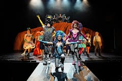 Priscilla - Königin der WüsteBild: Andreas J. Etter/Theater St. GallenErwin Windegger, Michael Heller, Armin Kahl, Ensemble
