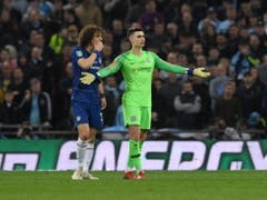 Diese Geste wird England noch lange beschäftigen: Chelseas Keeper Kepa Arrizabalaga verweigert die Auswechslung (Bild: KEYSTONE/EPA/NEIL HALL)