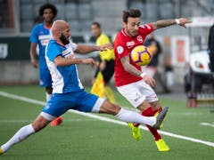 GC-Torschütze Arlind Ajeti (links) gegen Thuns Dennis Salanovic (Bild: KEYSTONE/ANTHONY ANEX)