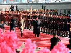 Kim Jong Un (Mitte) am Samstag vor der Abreise aus Pjöngjang zum zweiten Gipfeltreffen mit US-Präsident Donald Trump. (Bild: KEYSTONE/AP KCNA via KNS)