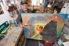 Remo Jäger mit seinem Fasnachtssujet «Teufelsstein» von 1974. Das Bild malte der Tessiner Enrico Monti. (Bild: Christof Hirtler)