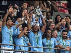 Die Spieler von Manchester City mit der Ligacup-Trophäe (Bild: KEYSTONE/EPA/ANDY RAIN)