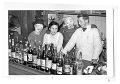 Beizenfasnacht in der «Krone»: Der Wirt Alois Gisler und seine Frau Anna. (Bild: PD)