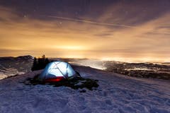 Samstagabend auf dem Fänerenspitz - die Wolken glühen vom Licht der Städte und Dörfer. (Bild: Remo Schläpfer)