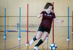 Ein Mädchen dribbelt durch den Parcours. (Bild: Reto Martin)