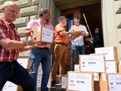 Die Initianten reichen die Unterschriften der Initiative «Für eine Schweiz ohne synthetische Pestizide» ein. (Bild: KEYSTONE/ANTHONY ANEX)