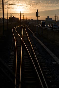 Nach Münchwilen glänzen die Schienen goldgelb im Morgenlicht.