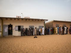 Am Sonntag gab es lange Schlangen vor den Wahllokalen bei den Präsidentschaftswahlen in Senegal. (Bild: KEYSTONE/AP/JANE HAHN)