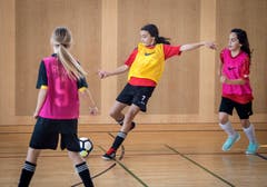 Sie Mädchen sind beim Spiel mit viel Ehrgeiz bei der Sache. (Bild: Reto Martin)