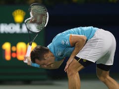 Federer-Gegner Philipp Kohlschreiber demolierte frustriert seinen Schläger (Bild: KEYSTONE/AP/KAMRAN JEBREILI)