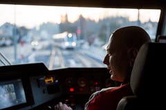 Einsam im Führerstand: Marcel Trottmann, Lokführer der Frauenfeld-Wil-Bahn, ist hochkonzentriert bei seiner täglichen Arbeit. (Bilder: Mareycke Frehner)
