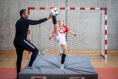 David Fall übt mit einem Mädchen den Fallrückzieher. (Bild: Reto Martin)