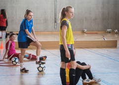 Karin Bernet verfolgt das Training der Mädchen. (Bild: Reto Martin)