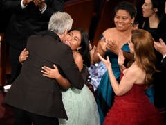 Für den Regisseur Alfonso Cuarón gab es bei der diesjährigen Oscar-Verleihung in der Nacht auf Montag viel Beifall und viele Umarmungen. (Bild: KEYSTONE/AP Invision/CHRIS PIZZELLO)