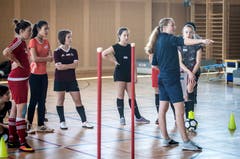 Die FCZ-Spielerin erklärt den Mädchen den Parcours. (Bild: Reto Martin)