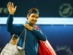 Nach einem Monat Absenz von der ATP-Tour begrüsst Roger Federer die Fans in Dubai (Bild: KEYSTONE/EPA/ALI HAIDER)