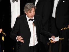 Peter Farrelly hat in der Nacht auf Montag den Hauptpreis bei der 91. Oscar-Verleihung mit dem Film «Green Book» gewonnen. (Bild: KEYSTONE/AP Invision/CHRIS PIZZELLO)