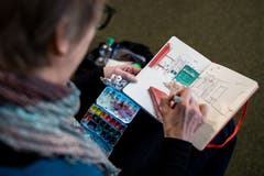 Die Grafikerin Heidi Zurbuchen (51, im Bild) und die Illustratorin Julia Aschwanden-Vilaça (41) laden seit Anfang 2019 jeweils am letzten Sonntag des Monats zum Urban Sketching in Luzern.
